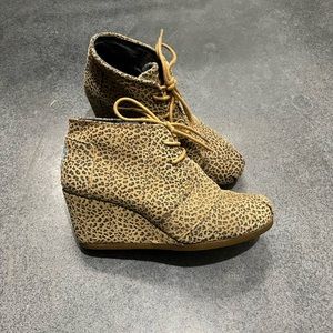 Toms cheetah print wedge booties